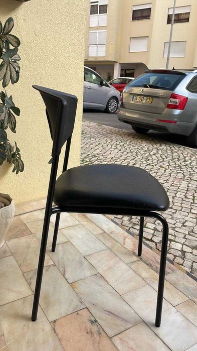 Cadeira e Candeeiro ikea para secretaria