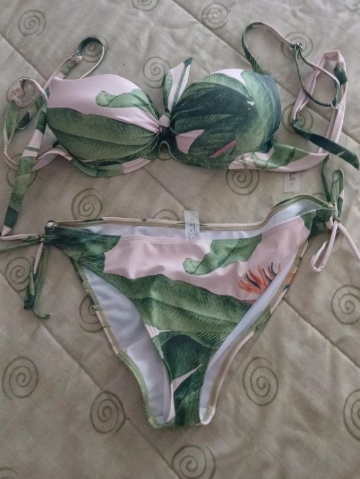 Biquíni  florido  muito giro