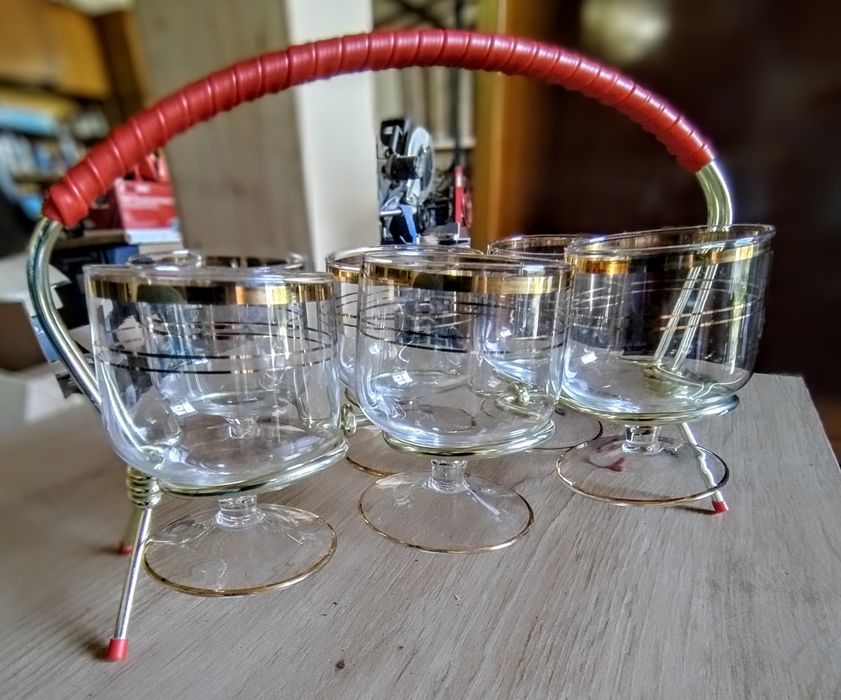 Zestaw eleganckich kieliszków z lat 60.do nalewki, likieru, brandy