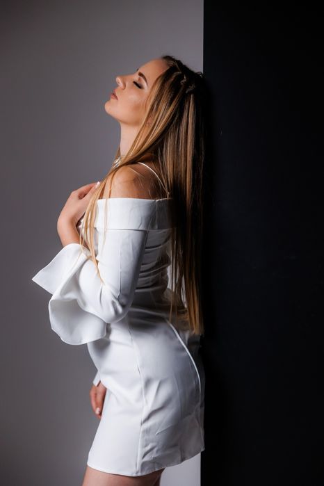 Сукня із завʼязками на шиї