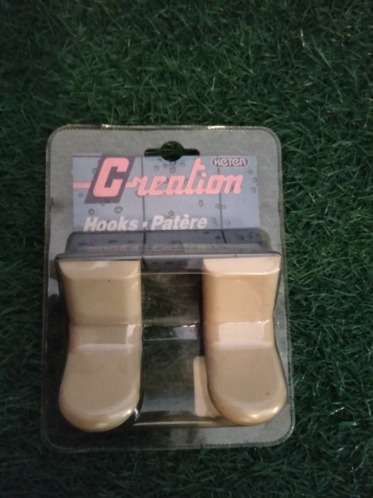Ganchos bege da Keter Creation concebidos para pendurar513151098789580802