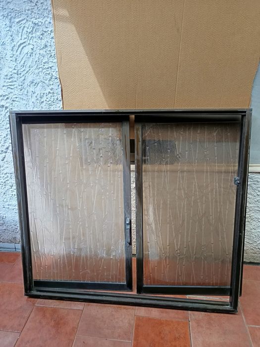 Portada alumínio castanho.