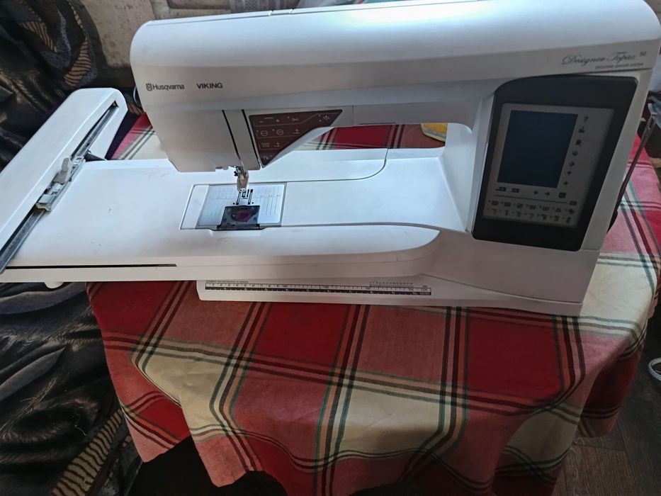 Швейно-вишивальна машина Husqvarna Viking Designer Топаз 50