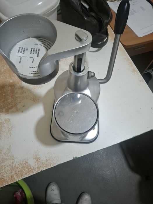 Máquina de picar industrial,  Maquina de hambúrgueres e uma mesa de talho