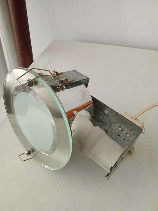 Aplique de embutir com 10 cm e lâmpada economizadora
