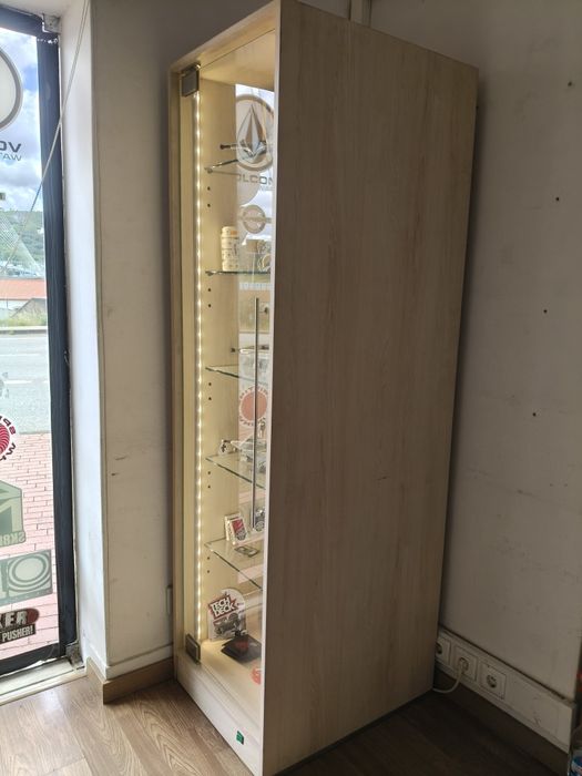 Expositor com porta e prateleiras de vidro e iluminação LED