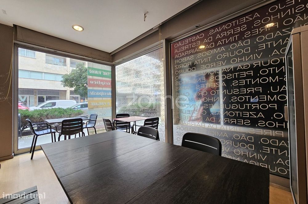 Espaço Comercial com Montra e Acesso Direto à Rua - Matosinhos