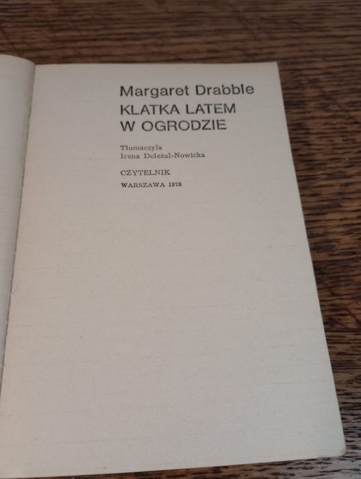 Klatka latem w ogrodzie. Margaret Drabble