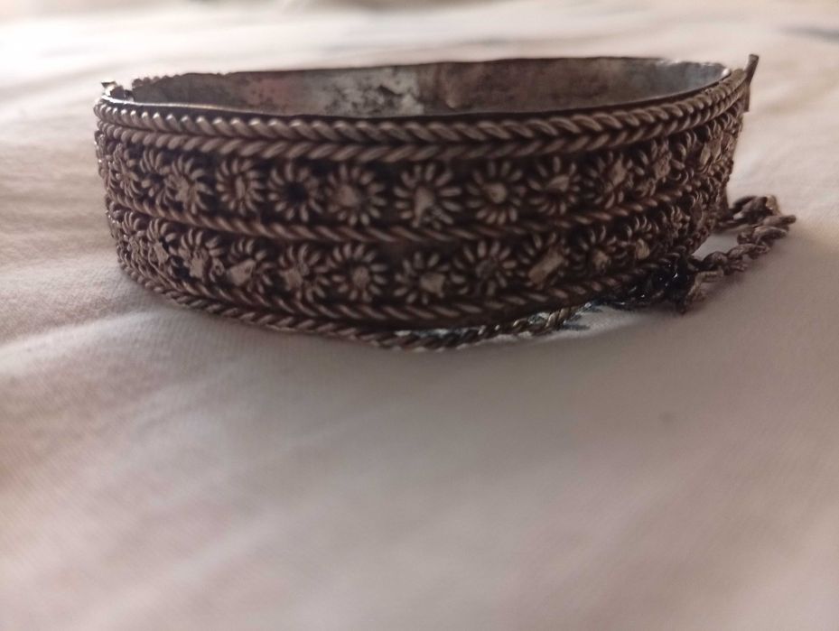 Pulseira em metal marroquino, trabalhada e com fecho e corrente.