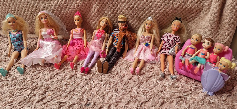 Lalki barbie wraz z akcesoriami.