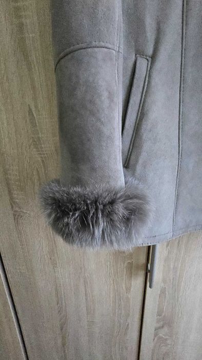 Stylowy kożuszek szary sr dlugosc obszyty futerkiem