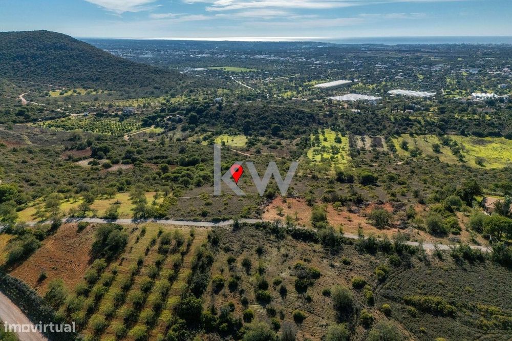 Terreno rustico de 3000m2, com vista para o mar e serra nos Caliços -