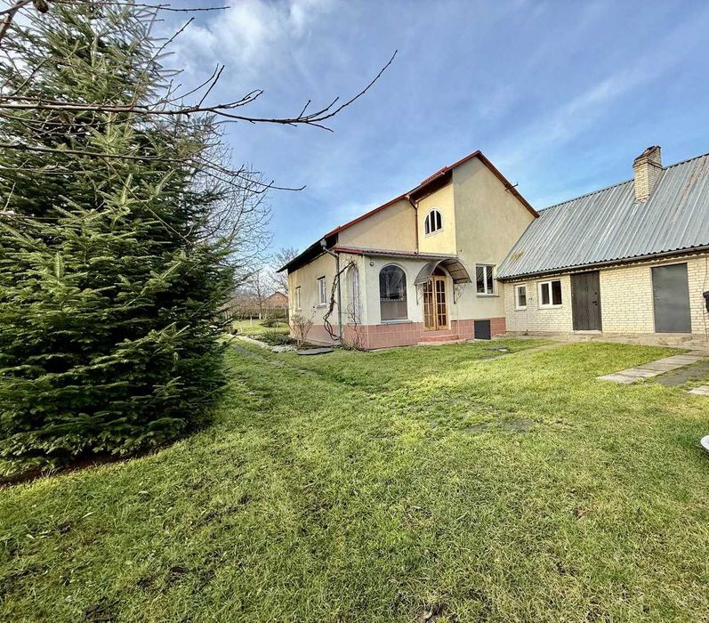 Продаж будинку з ремонтом і земельною ділянкою 33 сотих біля Львова