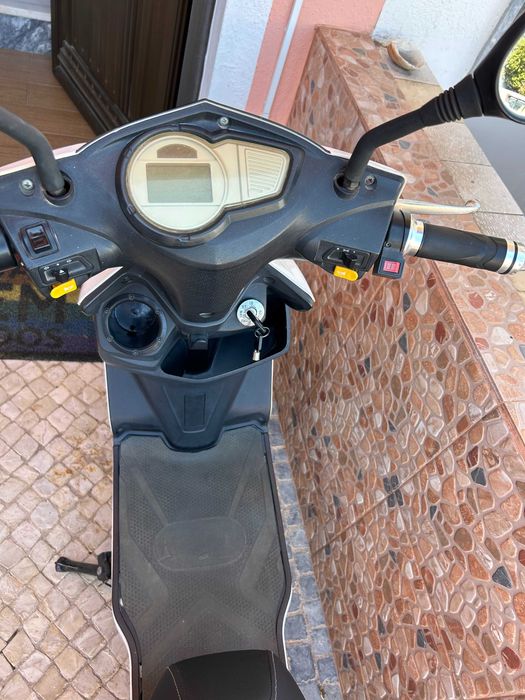 Scooter Elétrica Seventeen (60V) – Bom estado – Não Precisa de Carta!