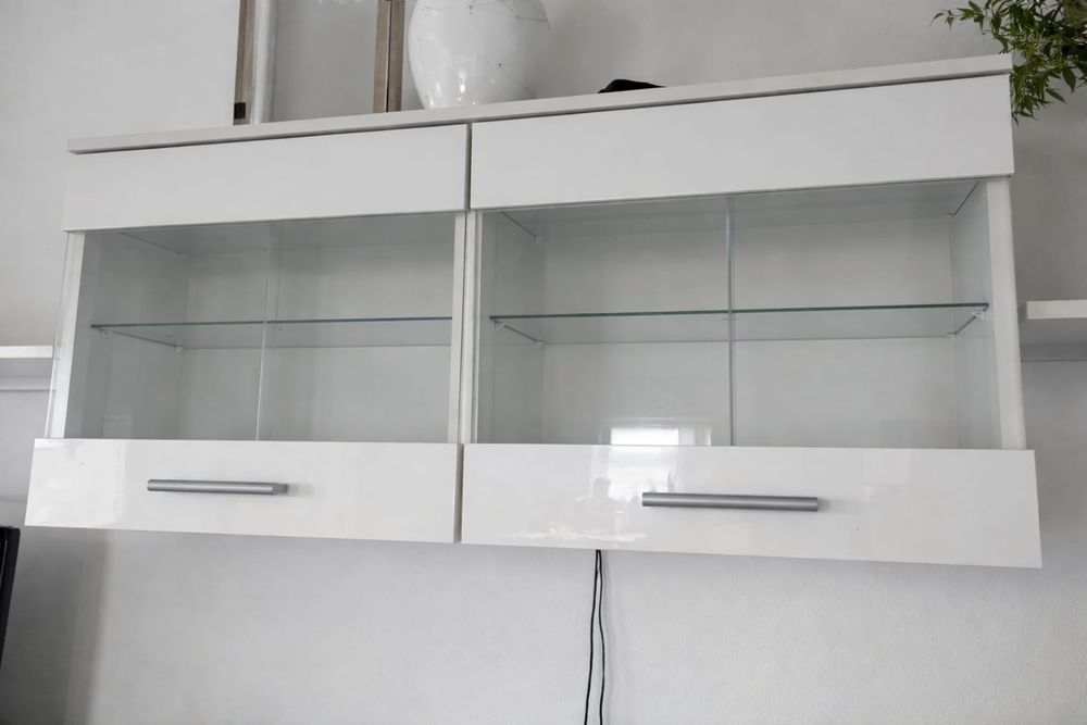 Meblościanka biała wysoki połysk witryna komoda RTV półki