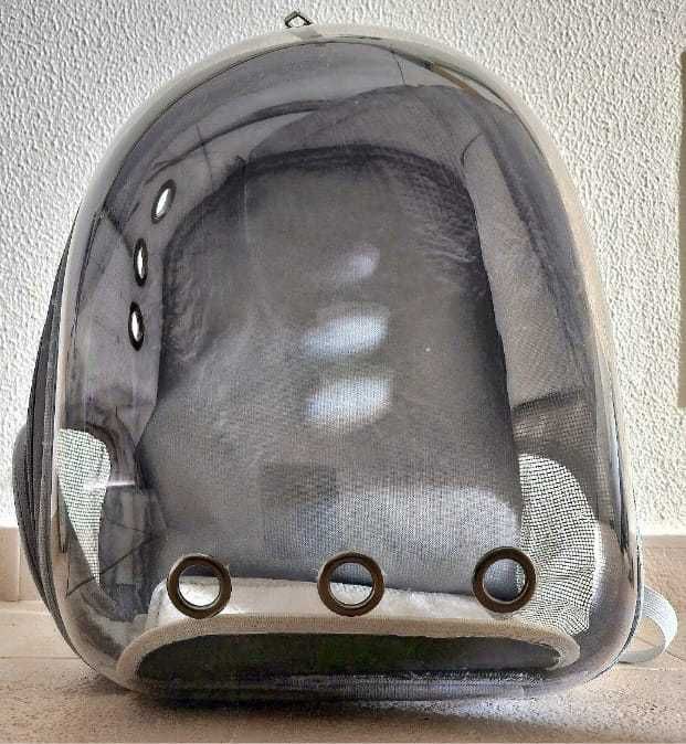 Mochila para transporte de cães, gatos e aves de pequeno porte.