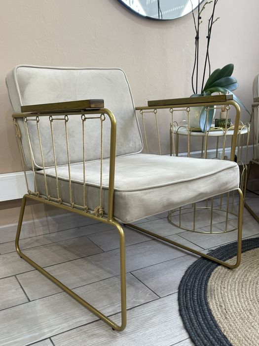 Poltrona Moderna em Veludo Bege com Estrutura Dourada