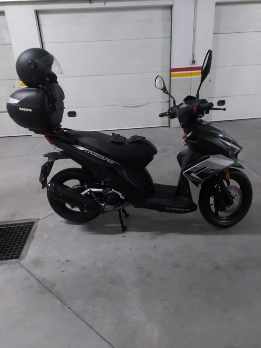Kinko 125cv como nova , conta com 700kms , vai incluido capacete luvas e caixa rigida na traseira ,