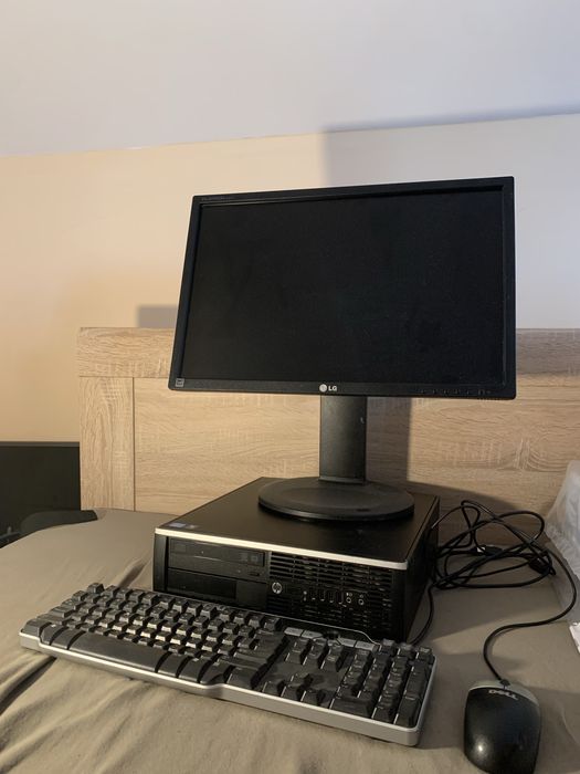 Komputer HP, intel i5, Radeon HD, Windows 10.  Monitor LG