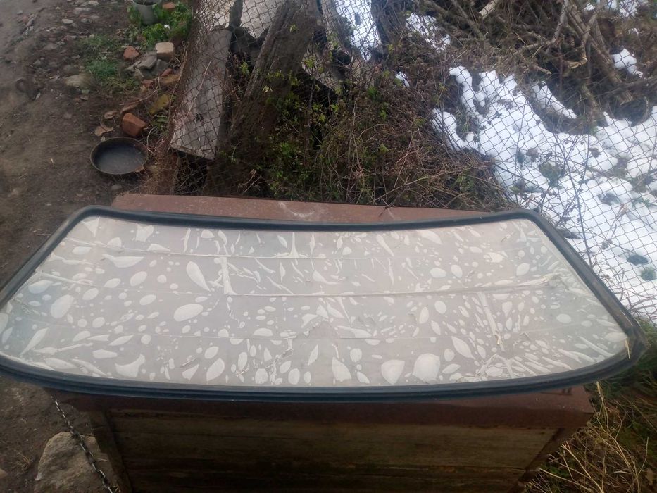 Продам заднє скло ваз 2106.