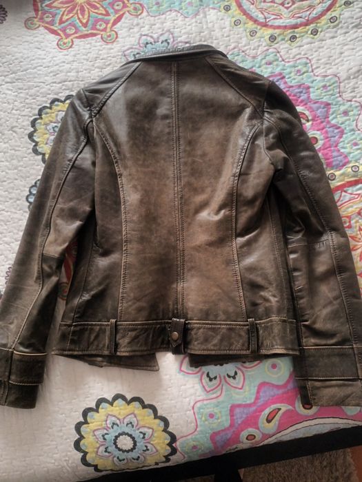 Casaco curto cintado. em pele cor verde tropa