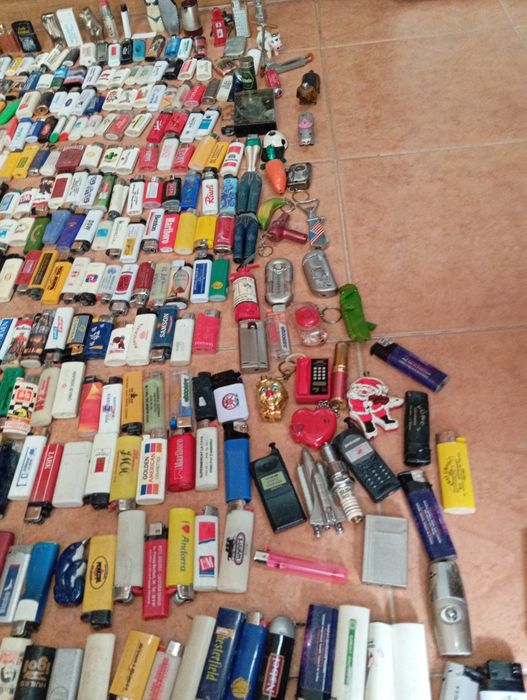 Coleção de 750 isqueiros diferentes