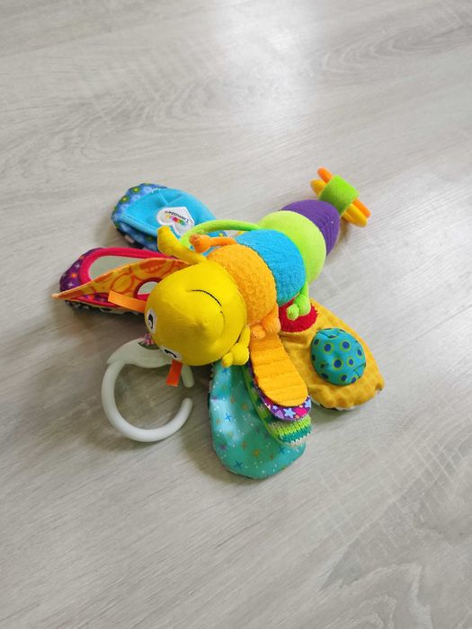 Wesoły motylek Freddie zawieszka Lamaze