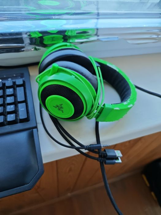 Клавиатура и наушники Razer.