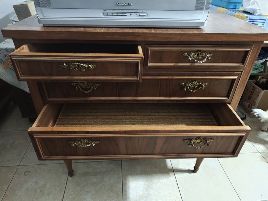 Cómoda antiga em bom estado