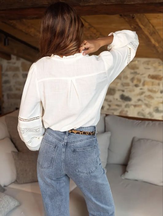 Біла блузка з вишивкою