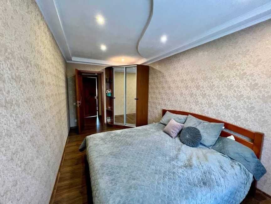 Здається трикімнатна у Слов'янську, центр.