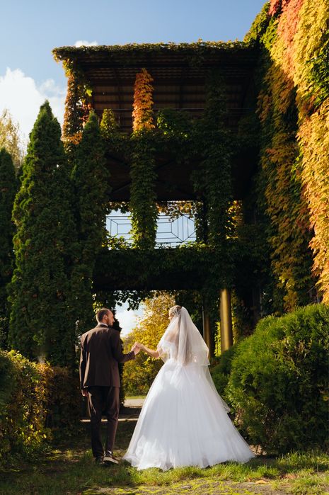 Біла весільна сукня