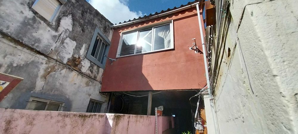 Vila com 5 casas de habitação e 4 lojas comerciais localizada na rua principal de Camarate