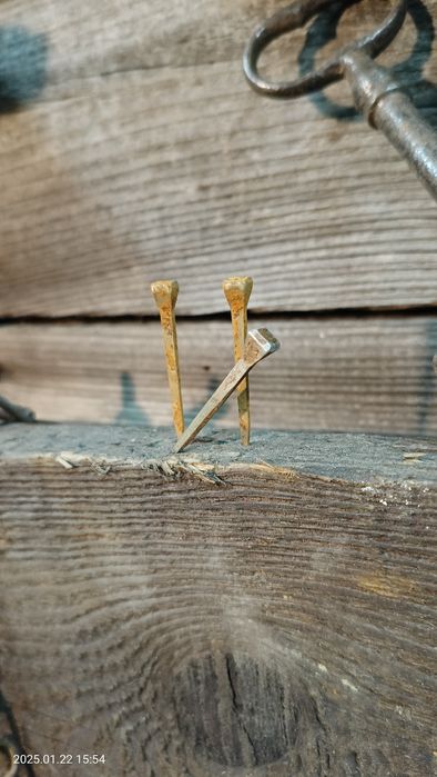 Stare gwozdzie kute.