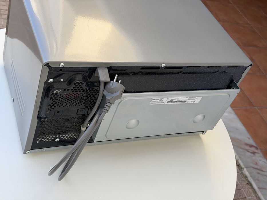 Microondas Samsung GE87M-X com Grill, 23L