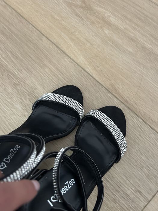 Buty sandaly czarne na obcasie cekiny rozmiar 35
