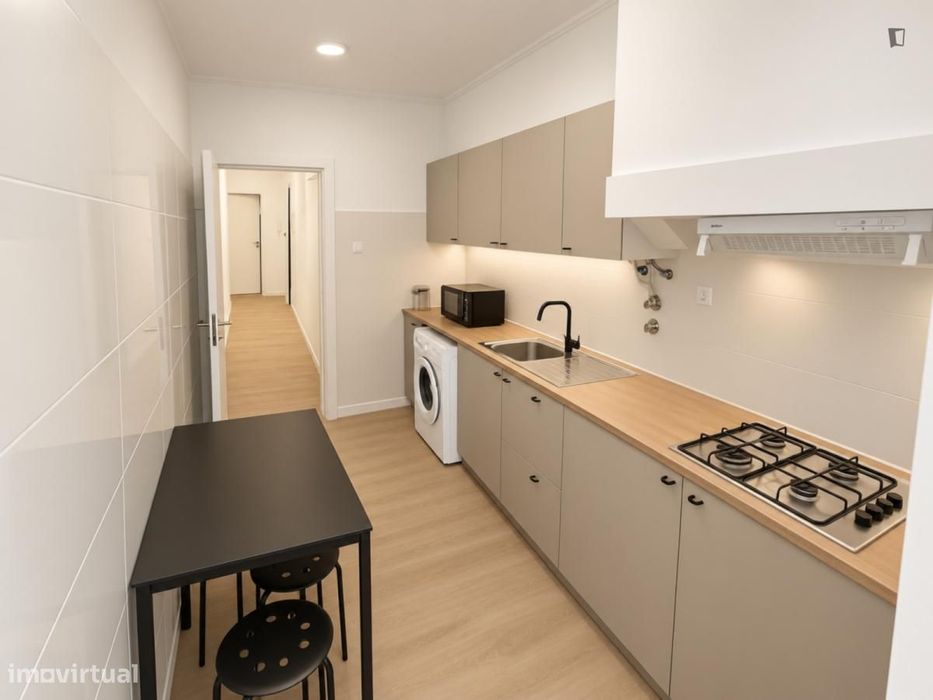 Quarto - localizado em Campolide Lisbon