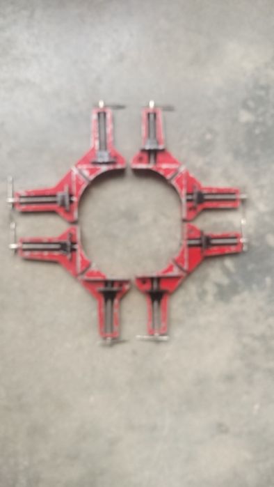 Quatro grampos de aperto em bom estado