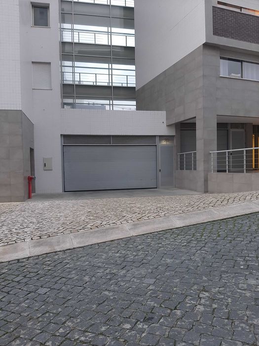 Entrada imediata estacionamento 15 m2 Condominio Lago –Lumiar - Lisboa