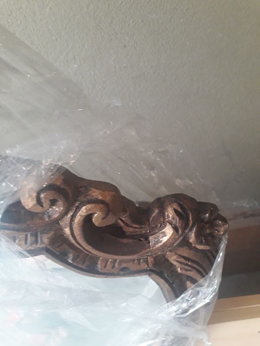 Espelho em talha dourado velho estilo vintage.