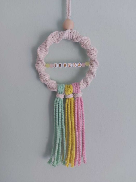 Pequena grinalda em macramé - com nome