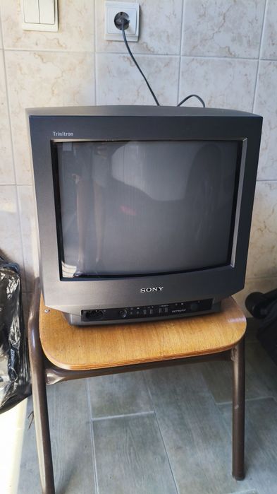 Televisão Sony Trinitron KV-14T1E a funcionar
