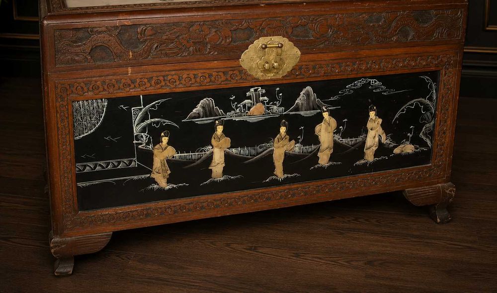 Arca Oriental Antiga em Madeira Entalhada com Painéis Lacados e Madrepérola