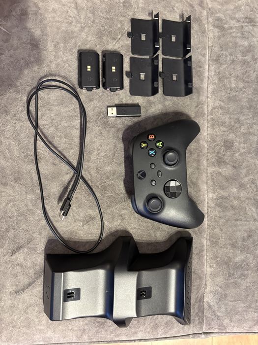Pad Xbox One z adapterem + stacja ładująca z akumulatorkami