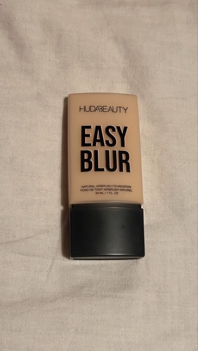 Huda Beauty Easy Blur - podkład 140 Cashew