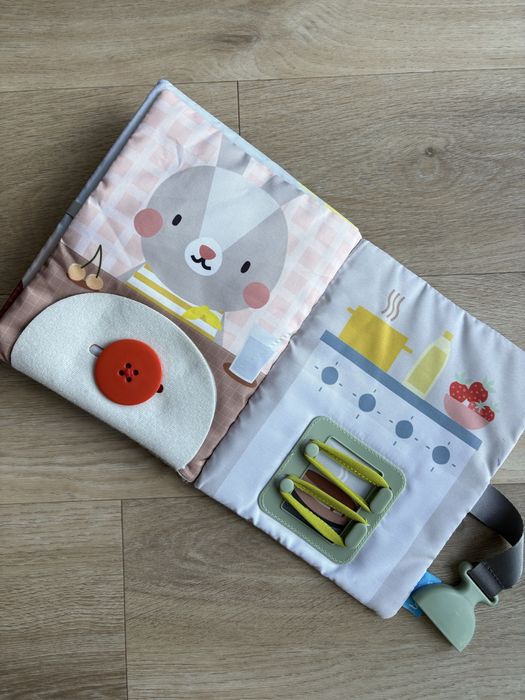 Розвиваюча м'яка книжка Taf Toys Сад у місті Бізібук Зайця