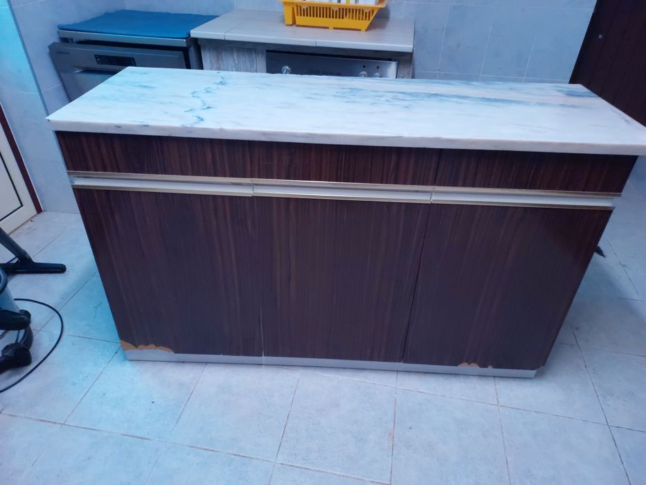 Móvel de cozinha com banca em mármore