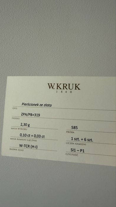 Złoty pierścionek z diamentem