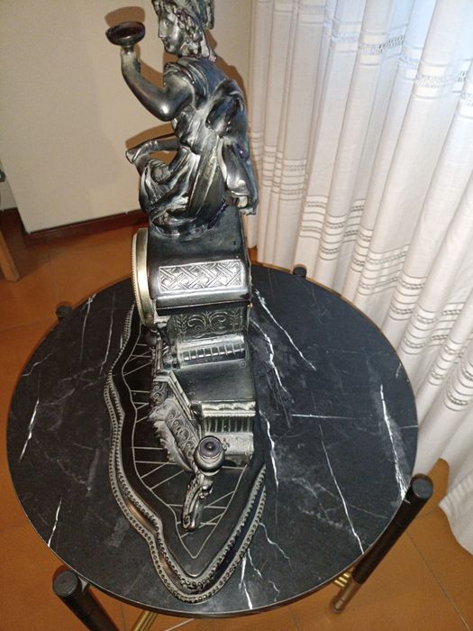 Peça Antiga com Relógio