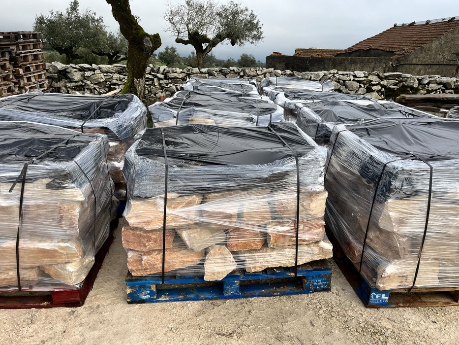 Pedra rustica para muro vidraço São Bento